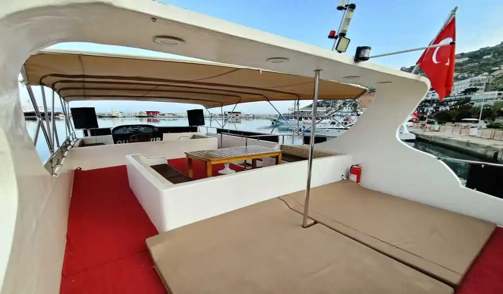 YACHT QUEEN
